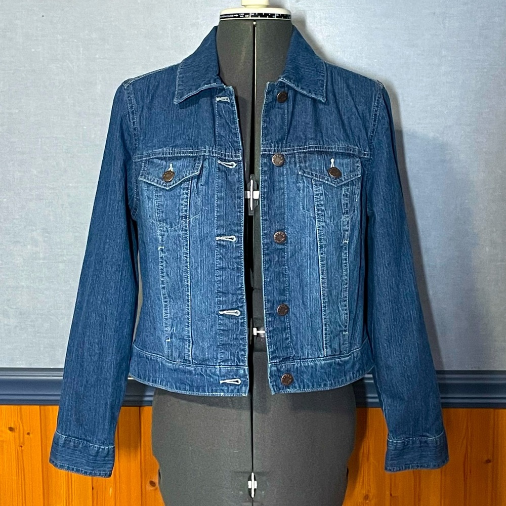 🔥3 for $15 Sale- EUC- Medium wash jean jacket size small